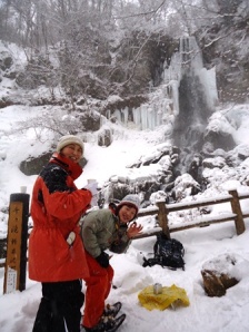 こちらは期間限定の「千ヶ滝氷瀑コース」。ゴールで滝がお出迎え～